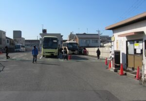 貸切バス利用で伏見稲荷大社へ行く場合は、第二駐車場での乗降、そこから徒歩移動が必要です。