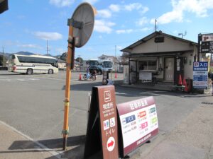 貸切バスで嵐山へ行く際は、まずここの駐車場の確保が必要です。