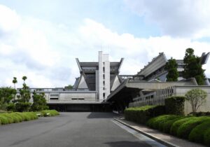 京都国際会館は、地下鉄国際会館駅が最寄りです。貸切バスを利用して、京都駅や出町柳駅への送迎が可能です。