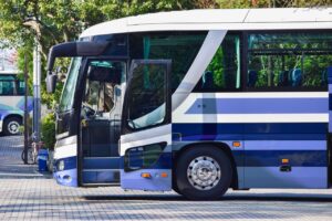 貸切バスは大型バスの場合53名乗、57名乗、60名乗などがあります。シャトル運行の場合は、大型バスやマイクロバスでの運行が想定されます。